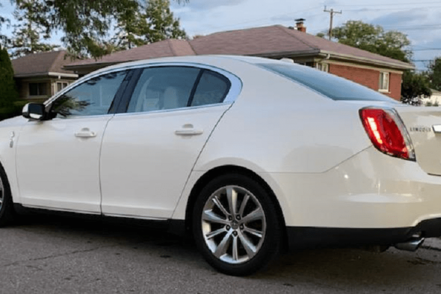 White Lincoln MKS